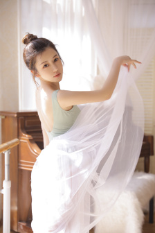 双手攀上两团少女峰